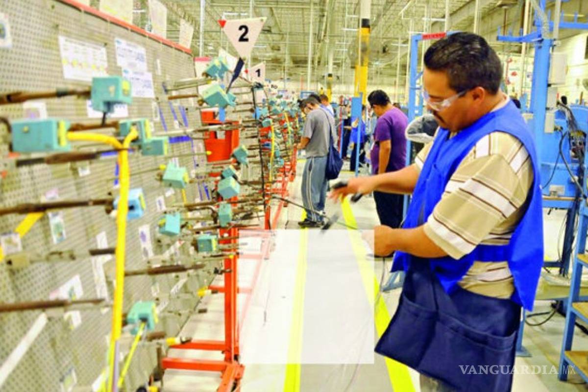 Suma productividad laboral un año y medio en declive