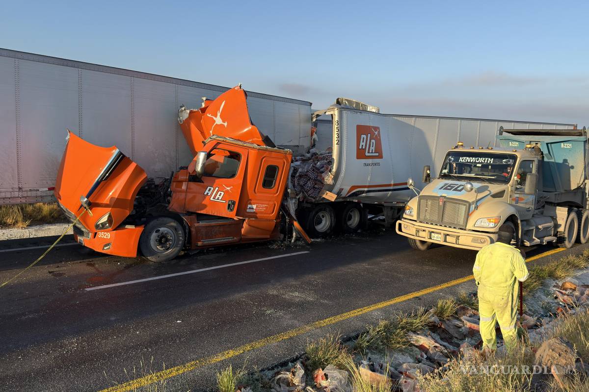 Revisaba su camión y tráiler lo embiste, terminando con su vida, en la carretera Saltillo-Torreón