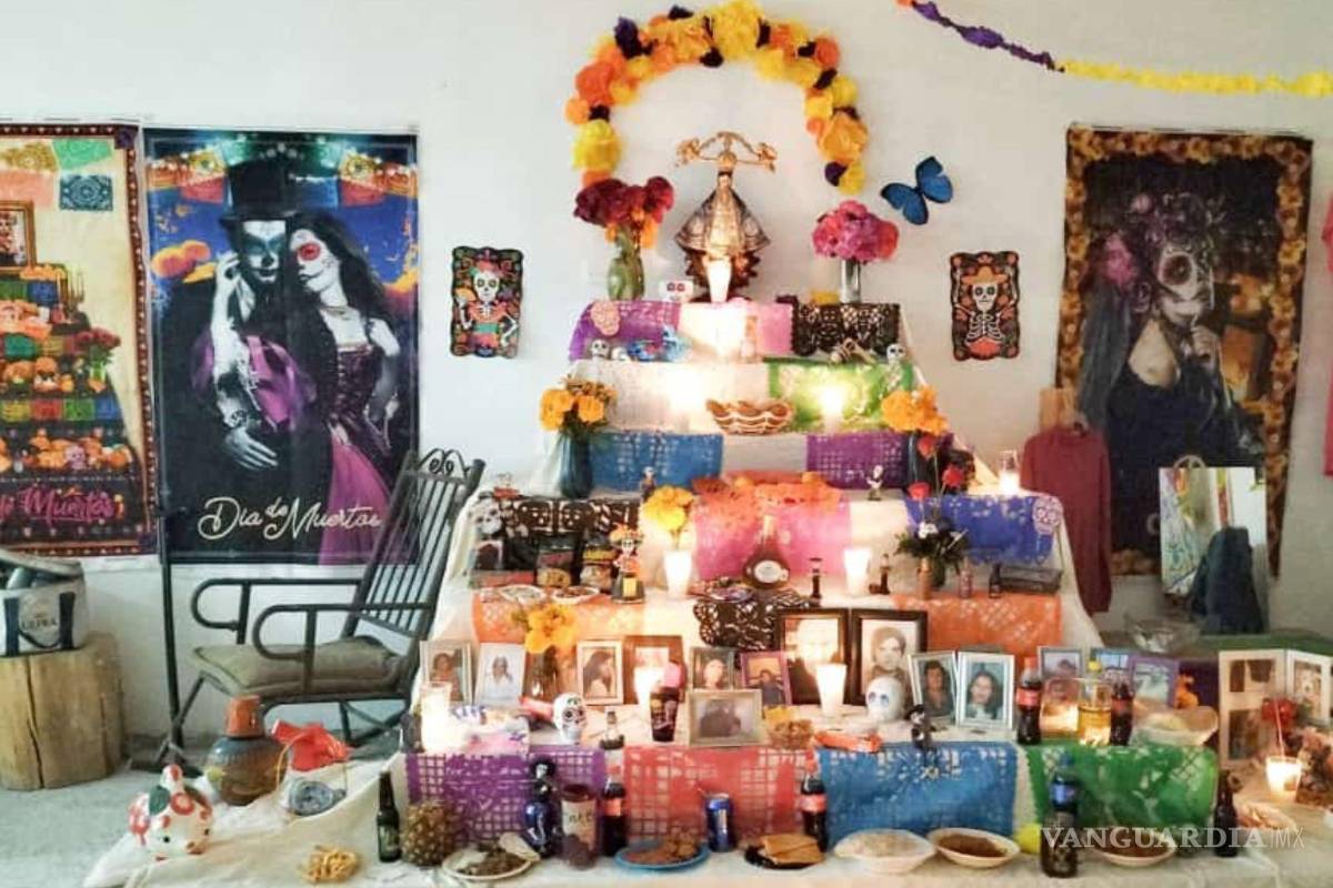 Familia saltillense dedicó su altar del Día de Muertos a 16 personas y 10 mascotas; colocan altares desde 2017