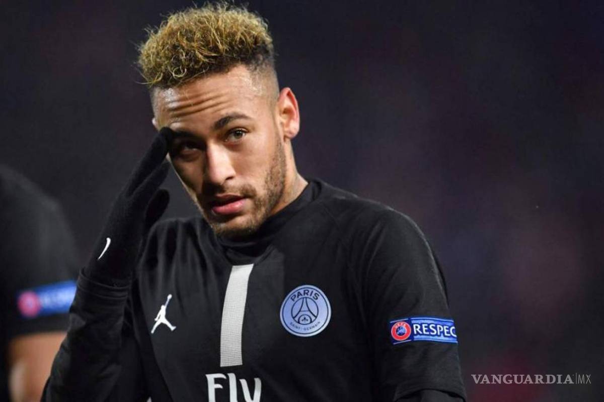 Neymar le avisa a excompañeros que regresará al Barcelona