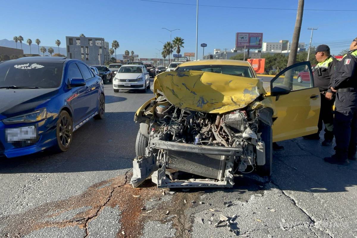 Acelerado choca por alcance y destroza su auto en Saltillo; tres vehículos resultan afectados