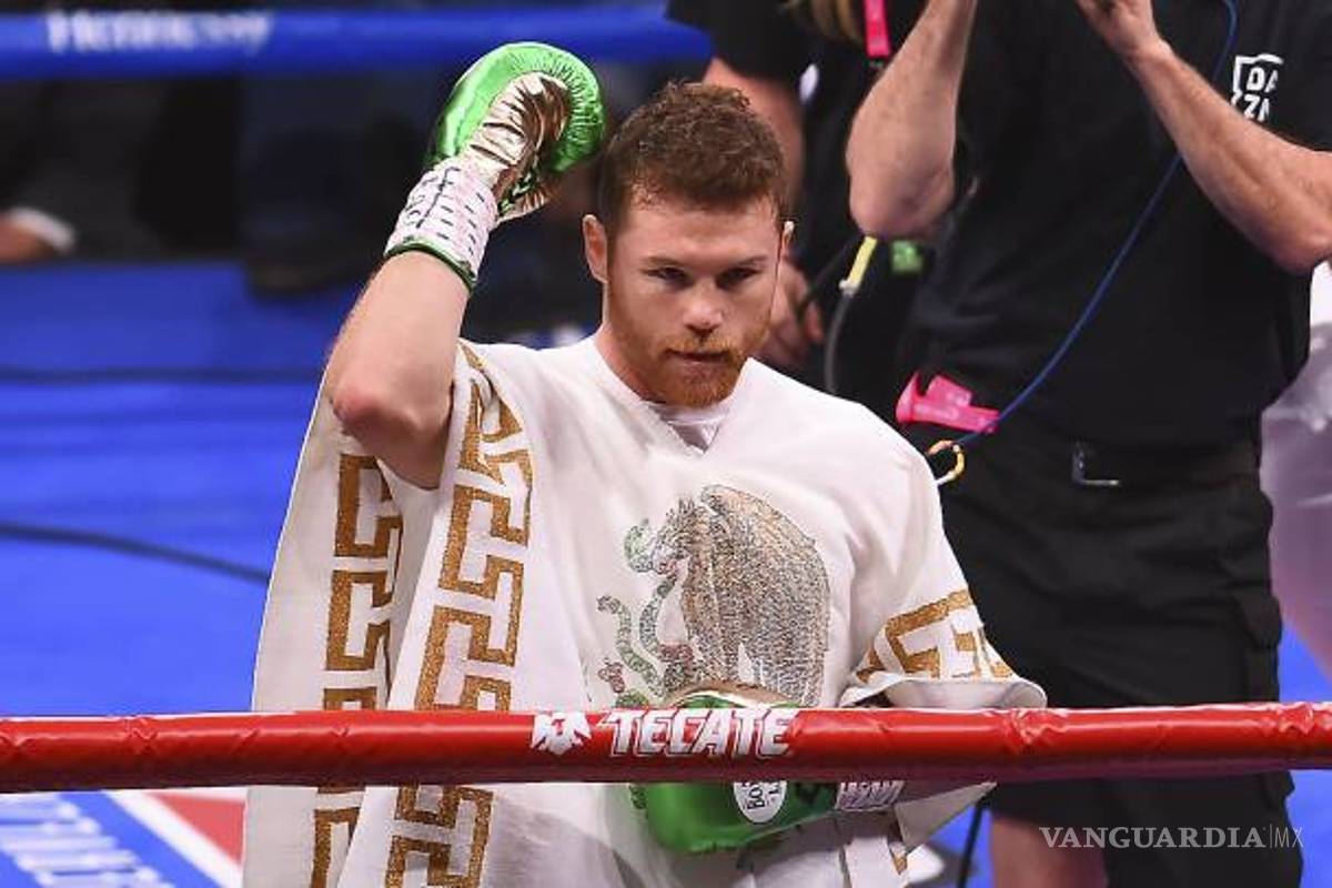 El Canelo 'se pone la del Puebla' y realiza donación a niños con cáncer