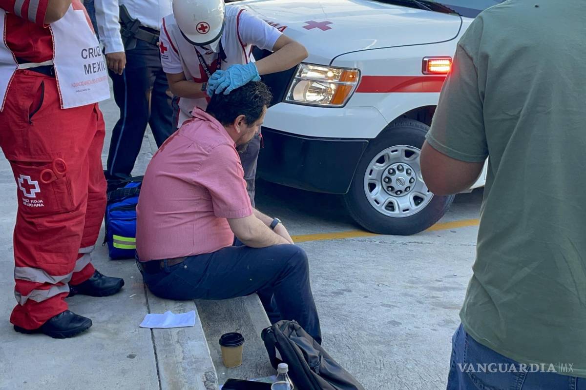 Saltillo: distraído conductor se impacta contra semáforo y termina con fuerte golpe en la cabeza