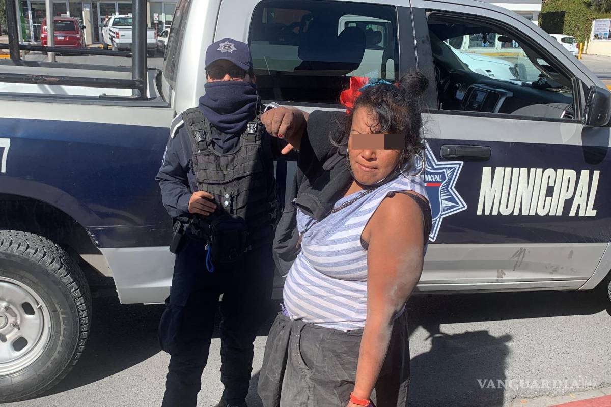 Con una varilla, mujer causa destrozos a instalaciones de Vanguardia, Saltillo (video)