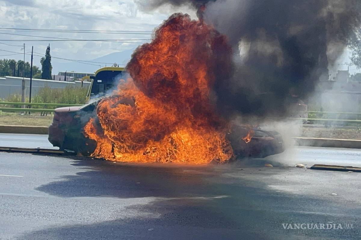 Saltillo: arde y queda calcinado un auto en V. Carranza; familia logra ponerse a salvo