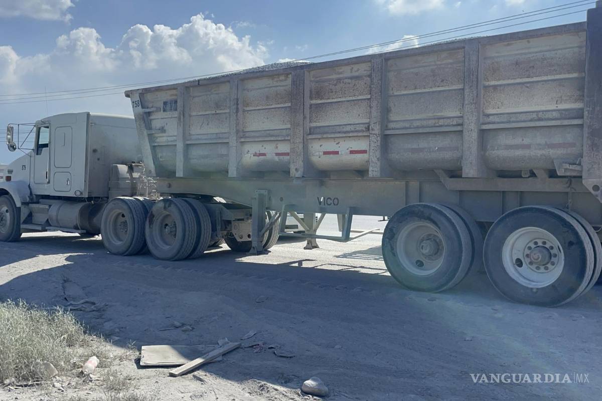 Camión lo hace ‘sándwich’ en su Chevy, en Arteaga, y vive para contarlo