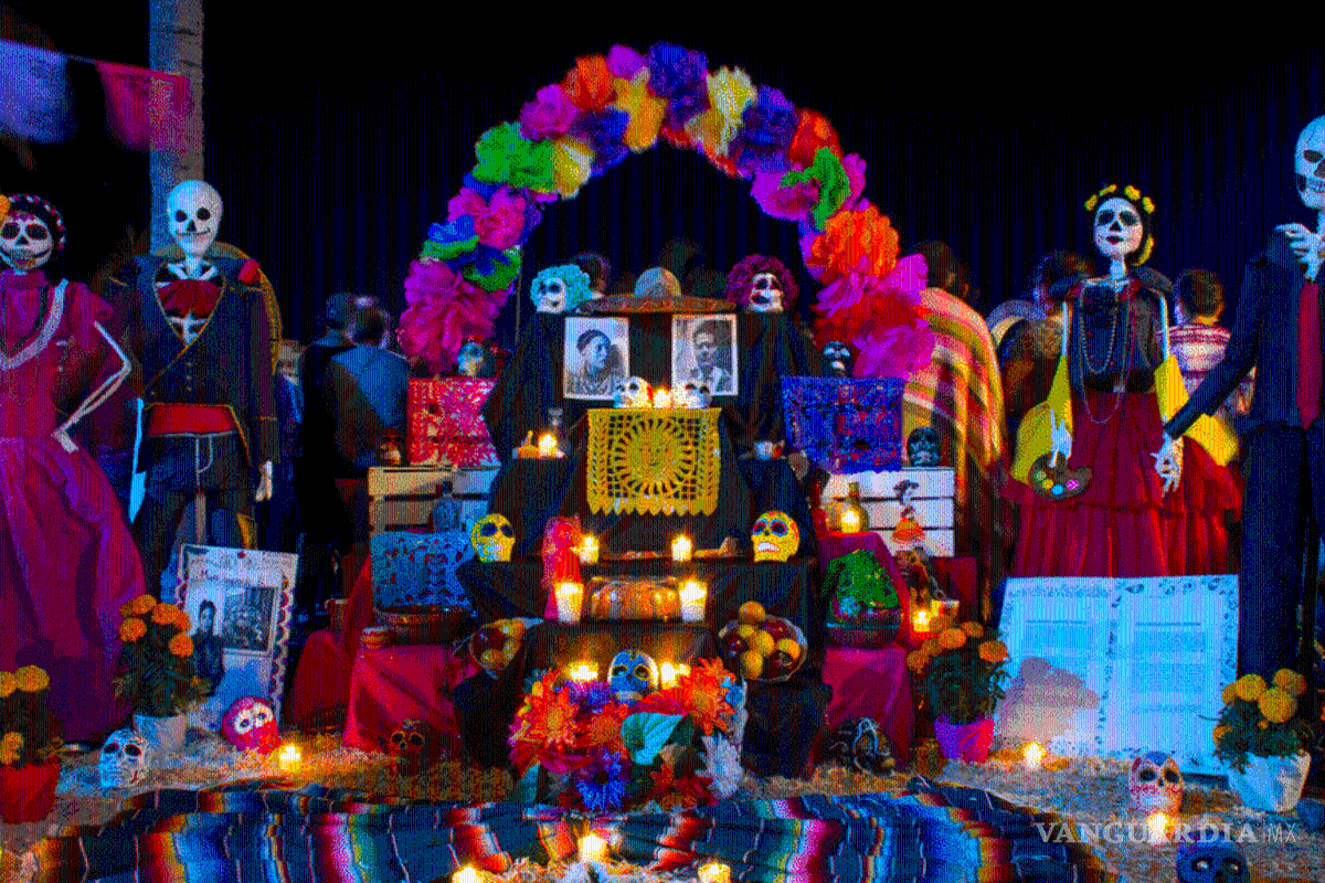 ¿Por qué se utilizan velas y papel picado en el Altar de Día de Muertos?