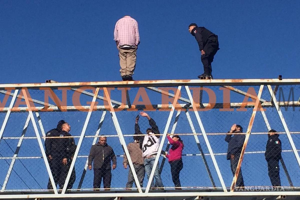 En Saltillo hombre intenta saltar de un puente y policías logran evitarlo