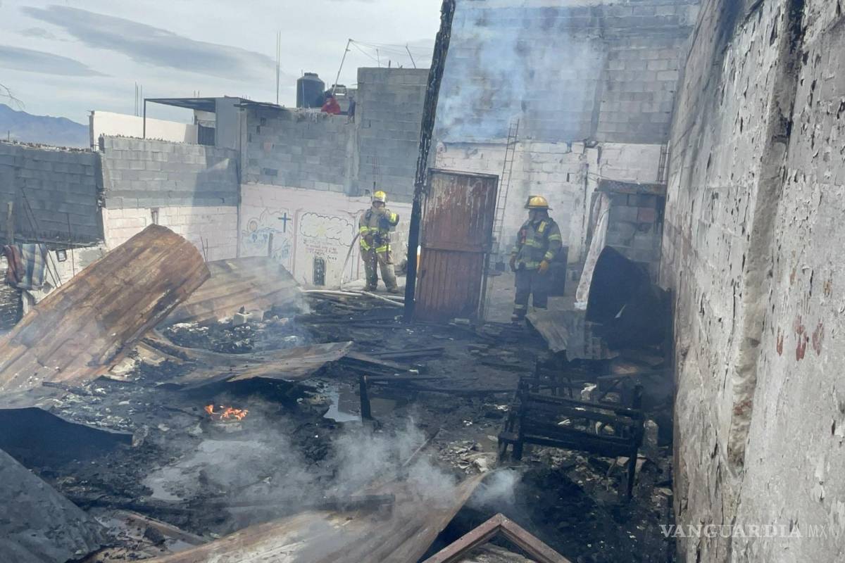 Incendio consume ex anexo en el centro de Saltillo