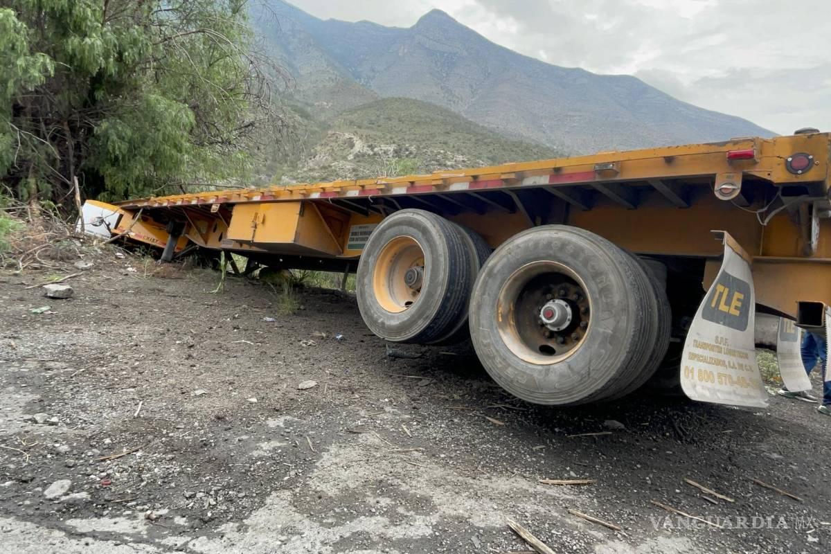 Sale tráiler del camino y cae en el fondo de barranco en Arteaga