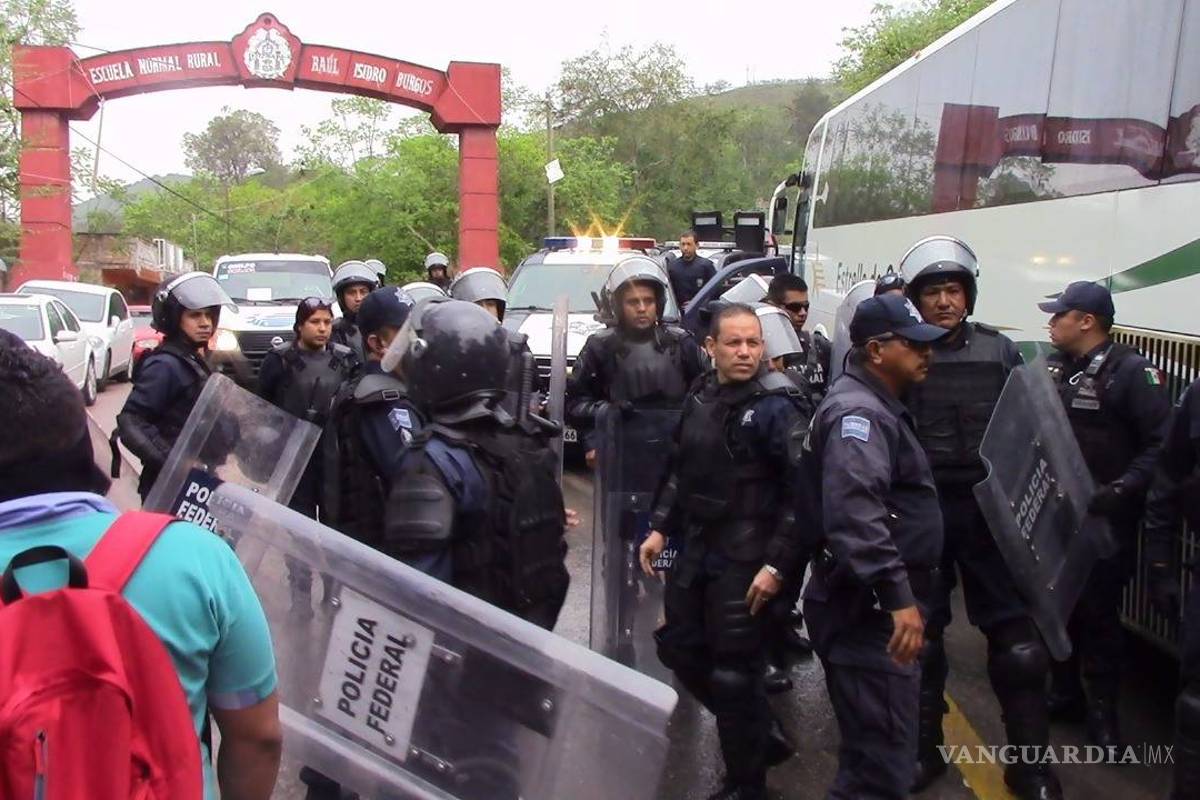 Jóvenes normalistas retienen a 5 oficiales de Michoacán