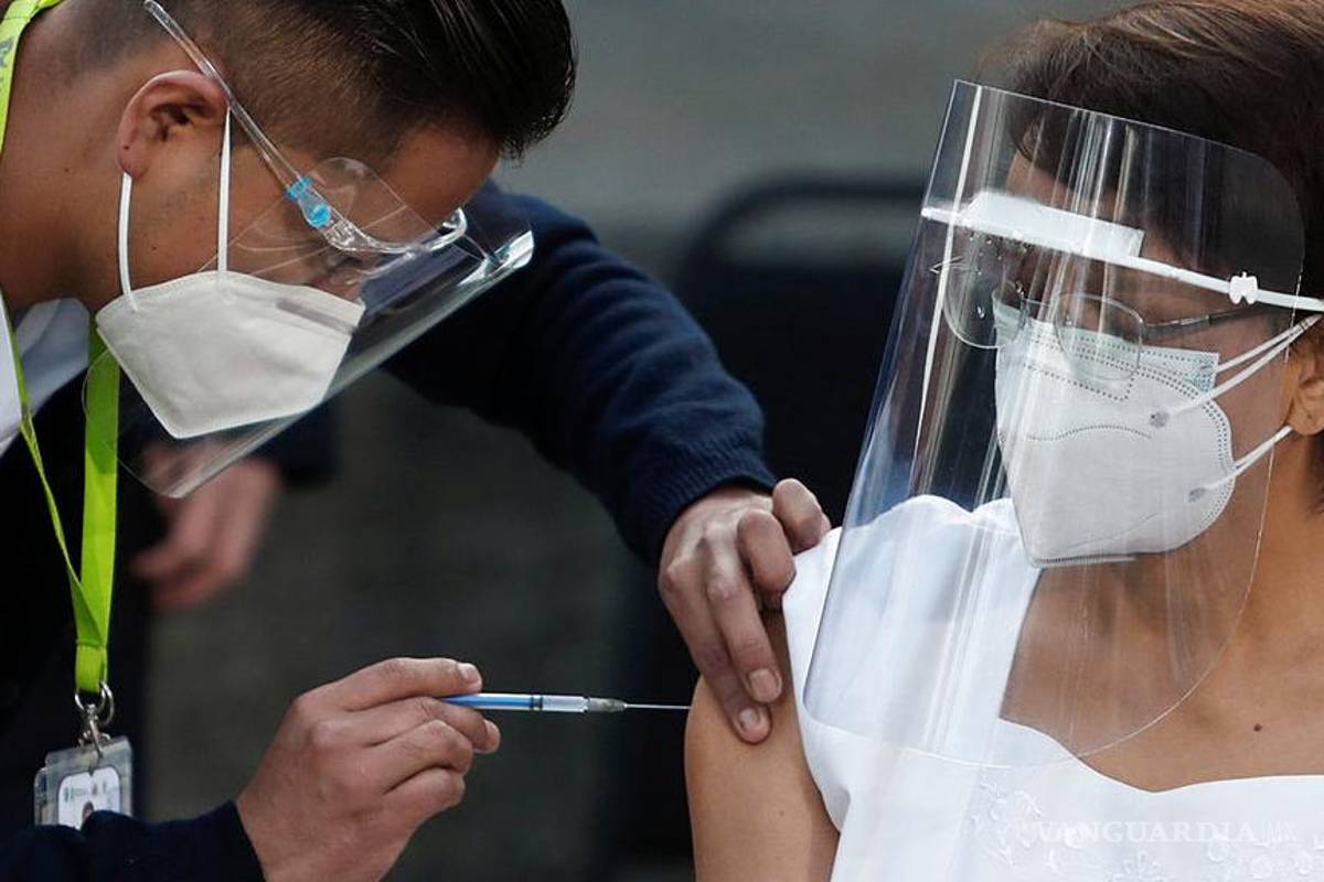 Contra el COVID-19... Vacunación iniciará en octubre junto a la de la influenza: Hugo López-Gatell