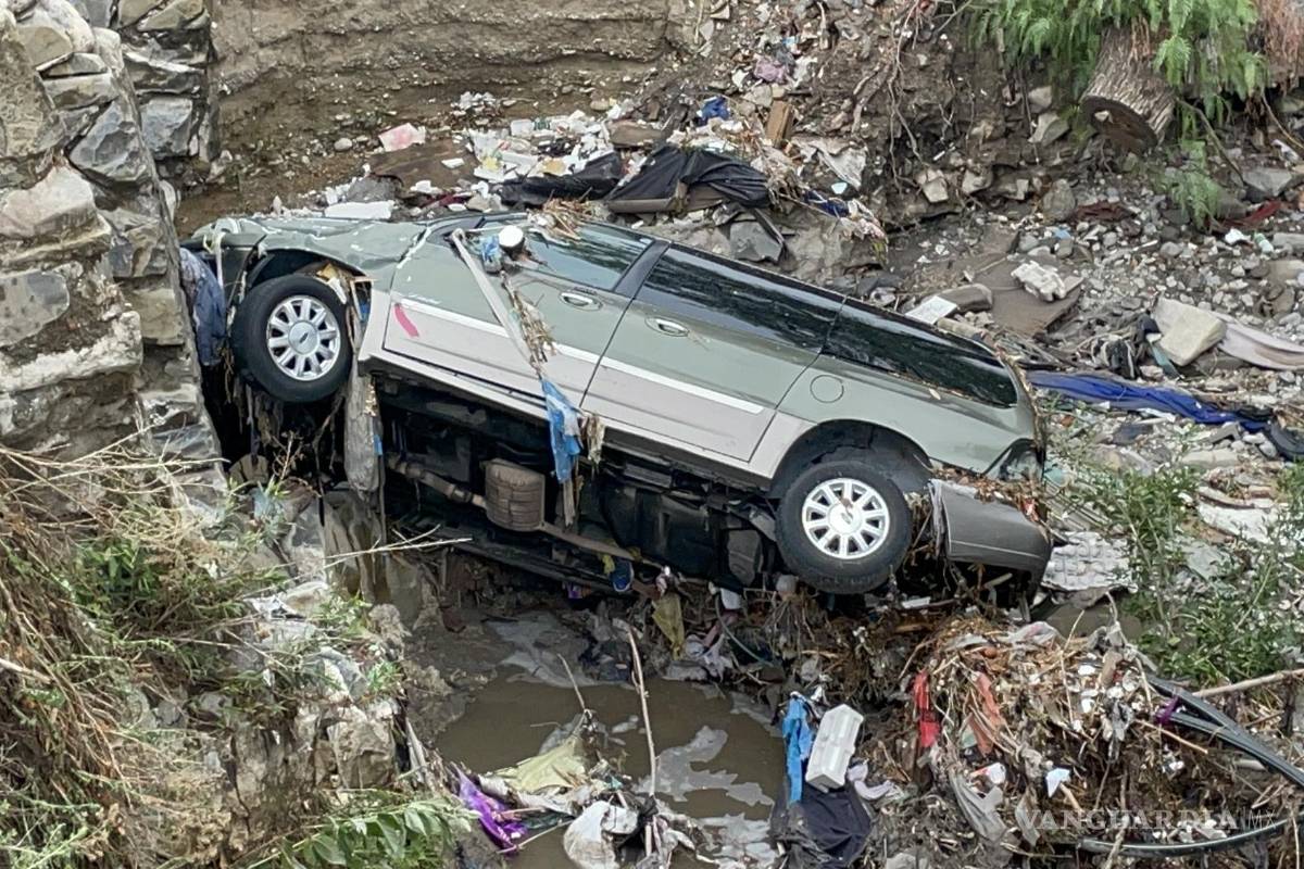 Saltillo: durante las lluvias, dos autos son arrastrados hasta el fondo de un arroyo en La Esmeralda