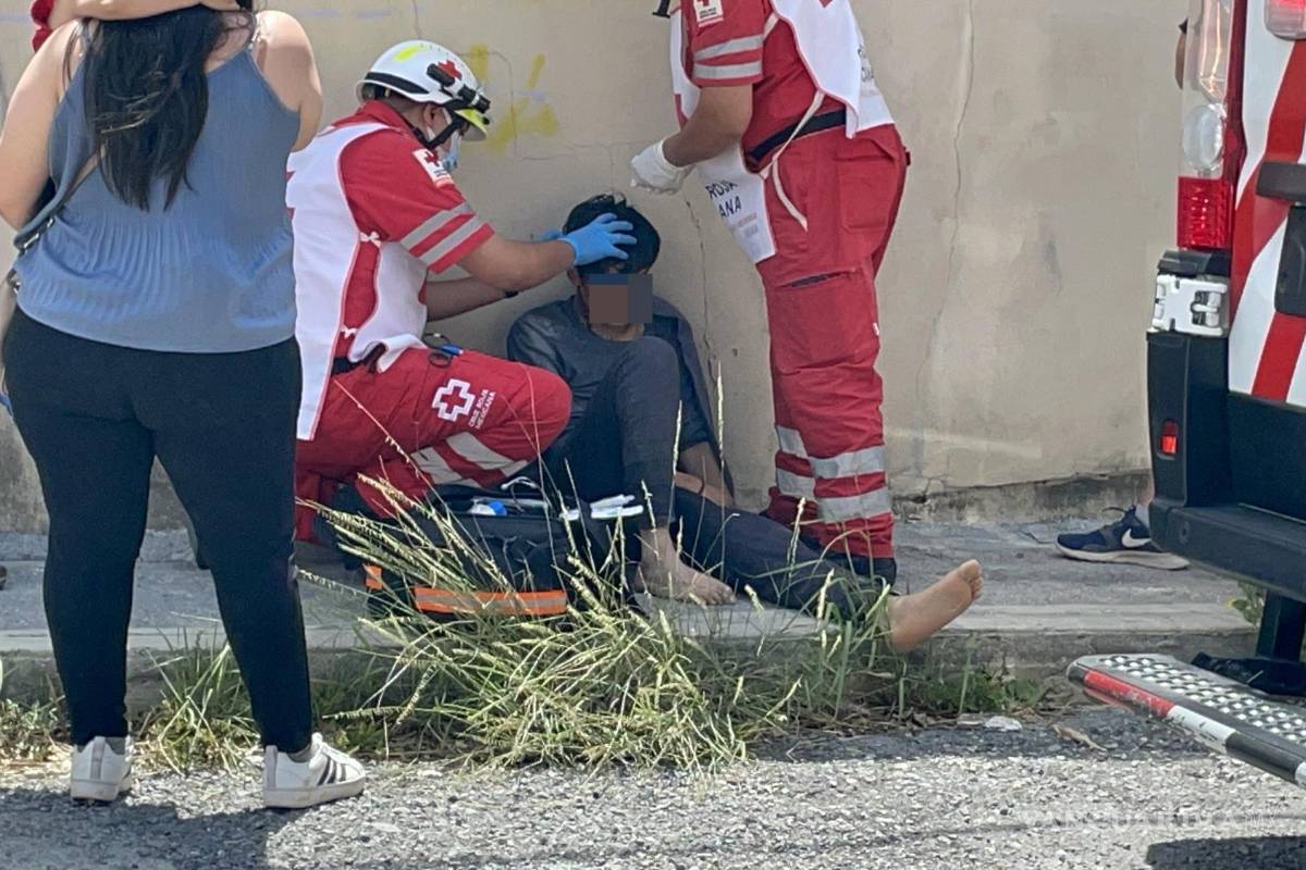 Jóvenes sufren aparatoso accidente mientras viajaban en cuatrimoto al sur de Saltillo; uno resulta grave