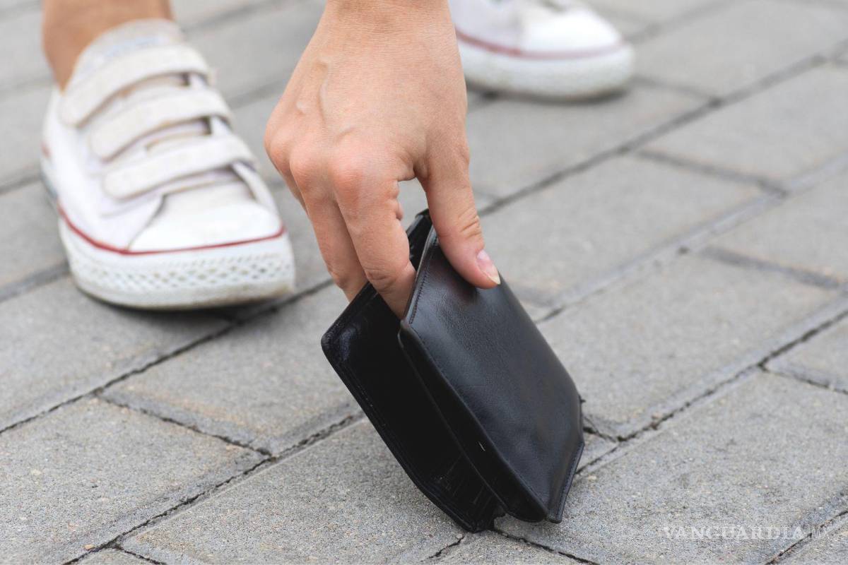 Buscan a persona que regresó cartera Carolina Herrera con efectivo dentro en Cinépolis de Saltillo