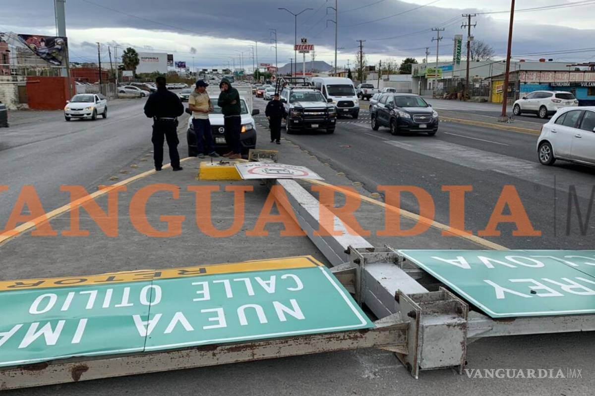 Fuertes vientos en Saltillo tumban señalamiento vial sobre el periférico Luis Echeverría