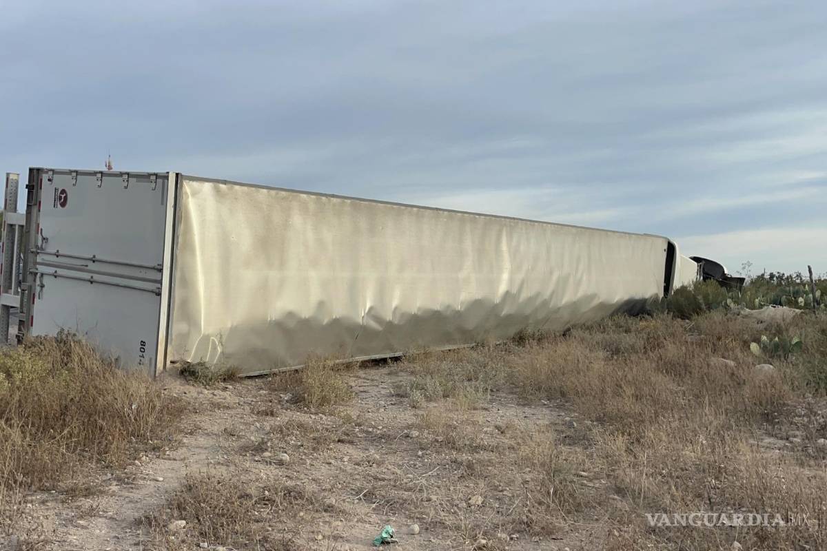 Trailero termina volcado al lado de la carretera a Torreón; no hubo lesionados