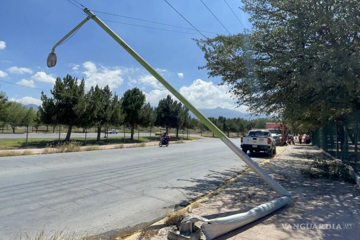 Se agacha para recoger unos papeles y camión repartidor de agua se estrella contra luminaria en Saltillo