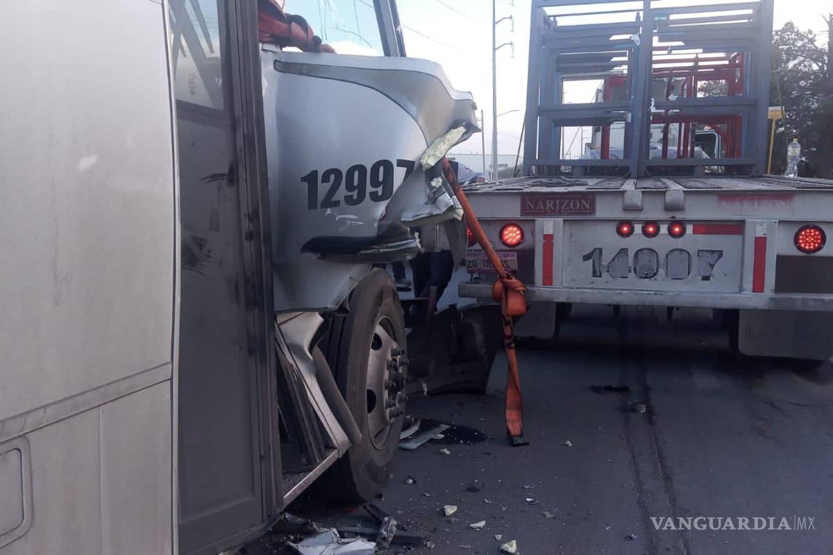 Operador de transporte de personal choca contra camión en Ramos Arizpe; lo ‘encandiló’ el sol, dijo