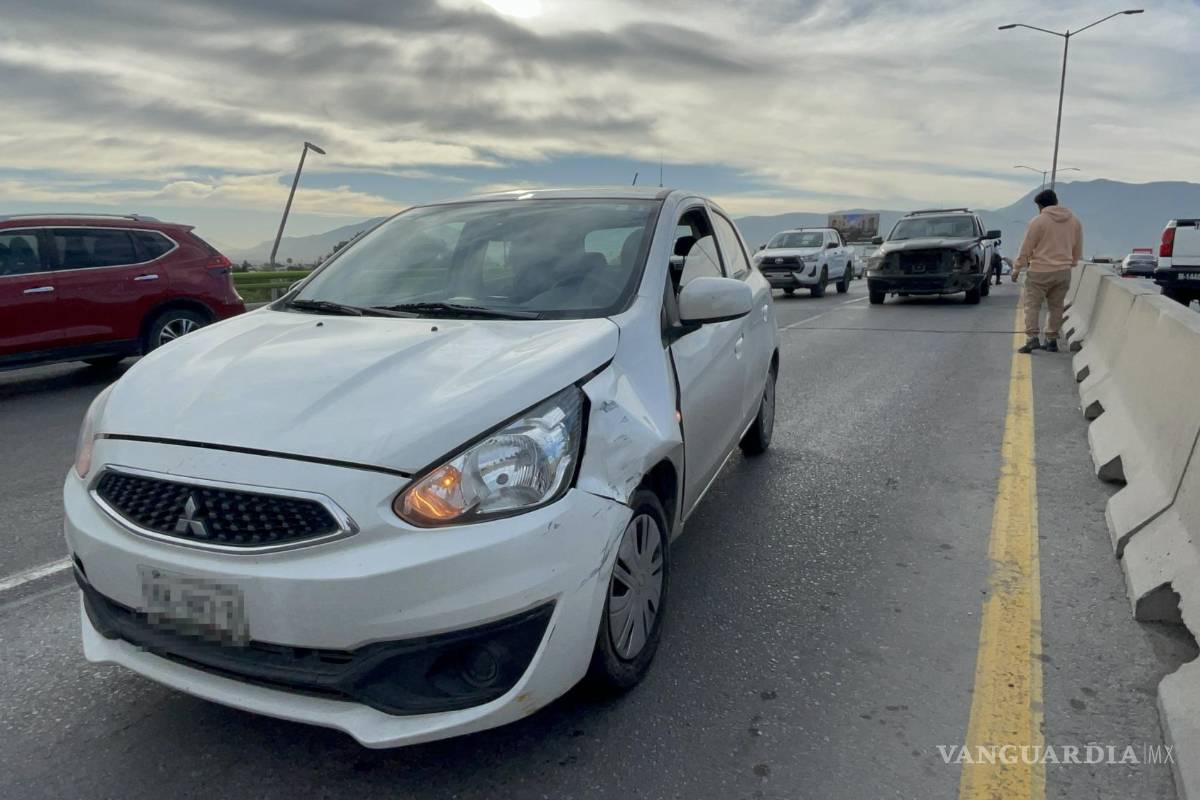 Doble colisión ocasiona caos vial al norte de Saltillo