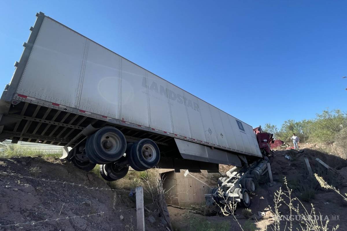 Transportista resulta ileso tras accidente en el libramiento norponiente; tráiler termina destrozado
