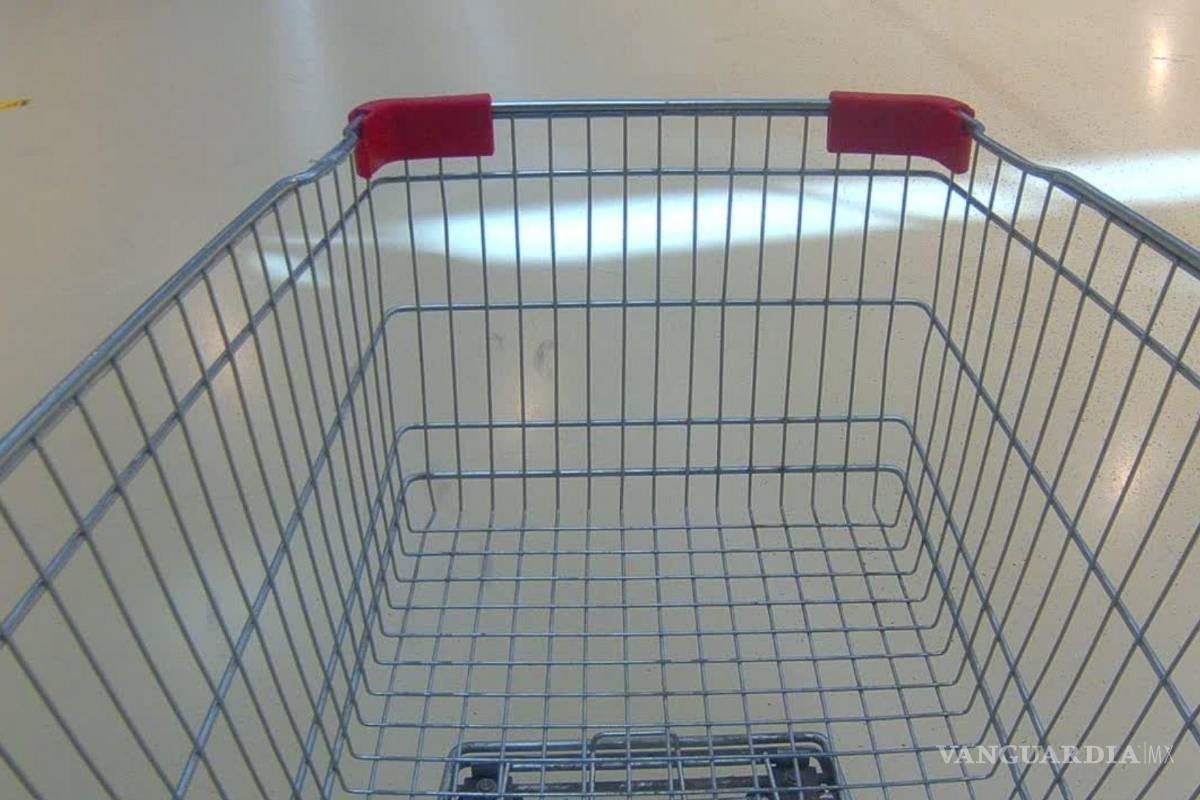 ¿Se debe o no sacar los carritos al estacionamiento del supermercado?; tema genera polémica entre saltillenses