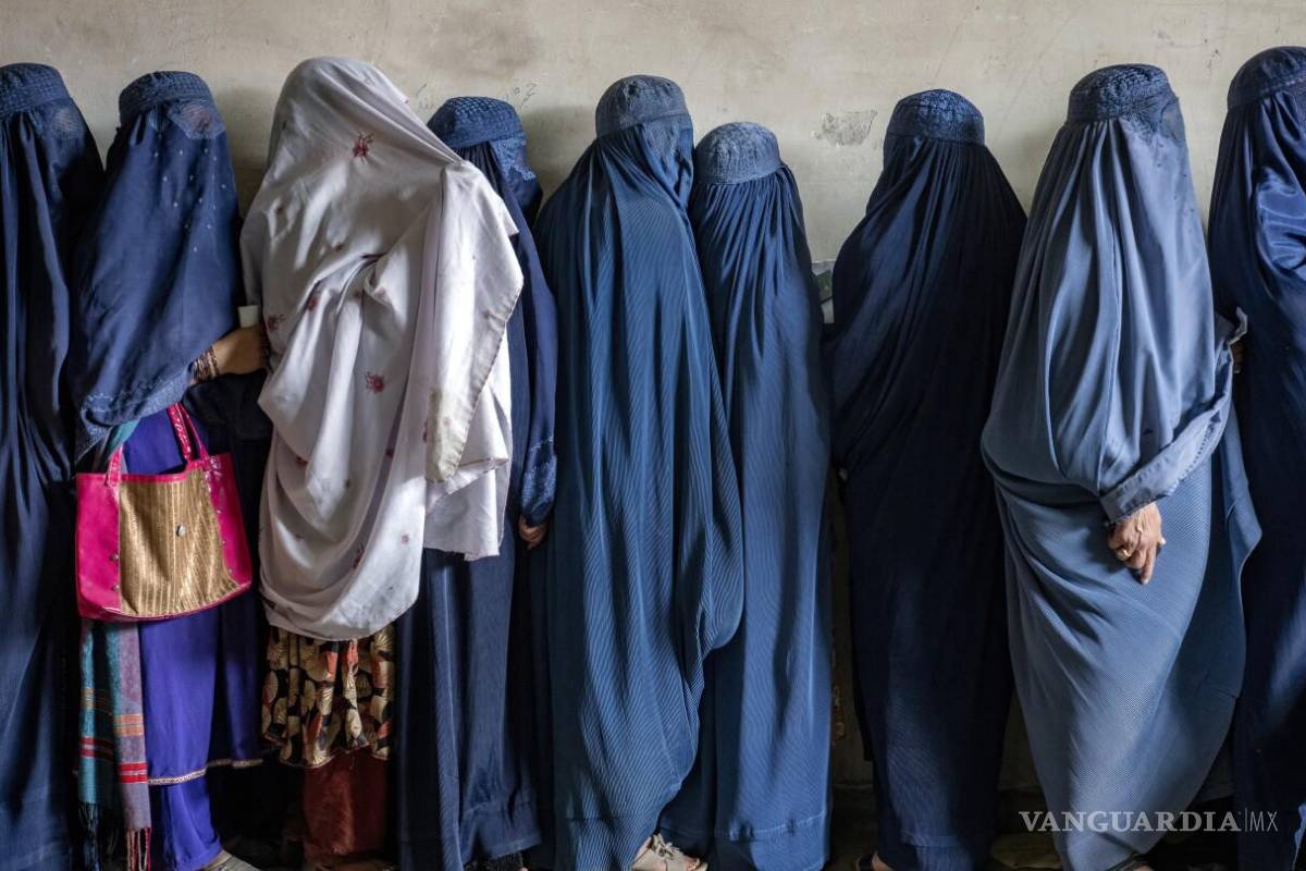 Los talibanes prohíben a las mujeres en Afganistán hablar entre ellas