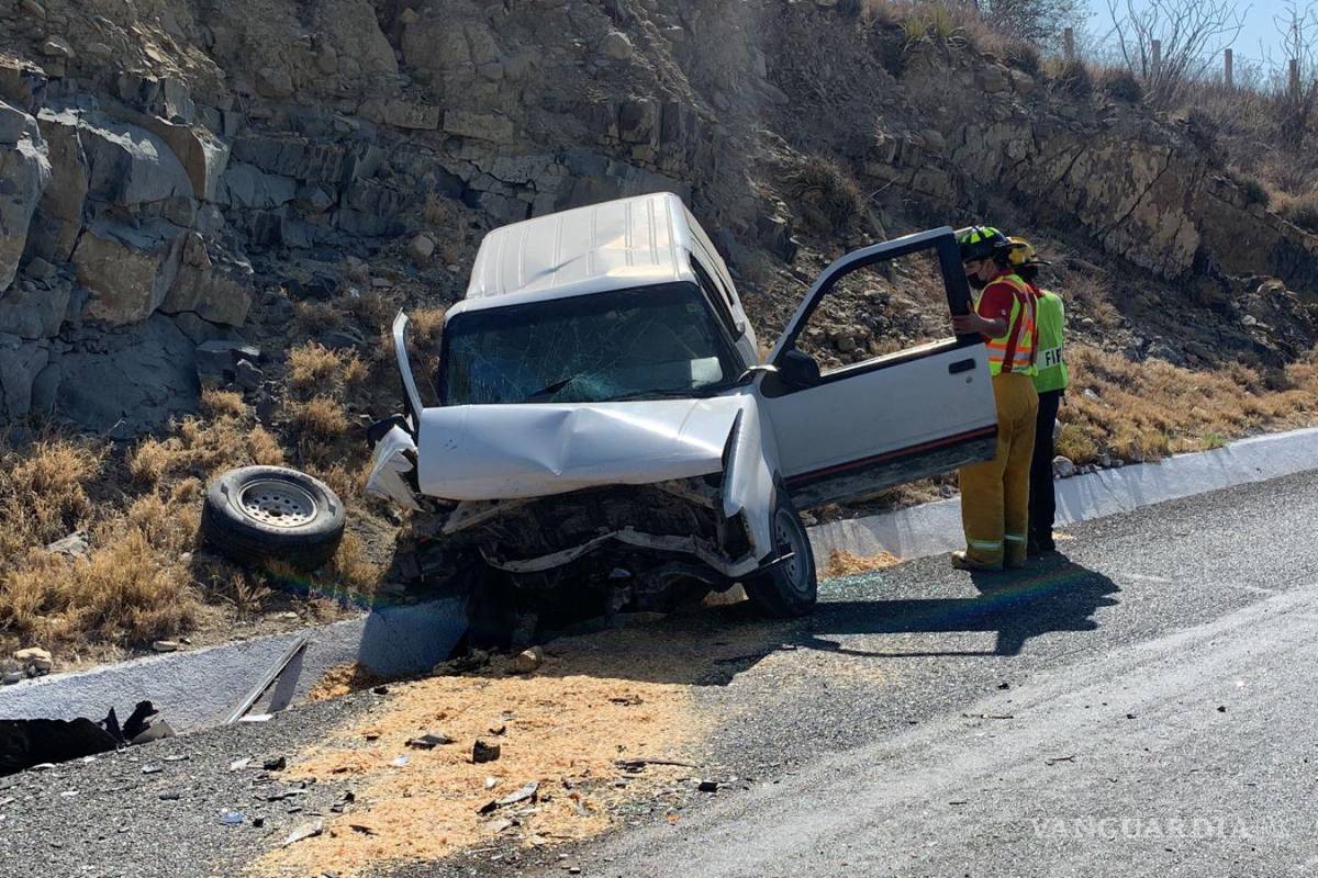 $!Durante el impacto, la camioneta fue proyectada hacia el talud.