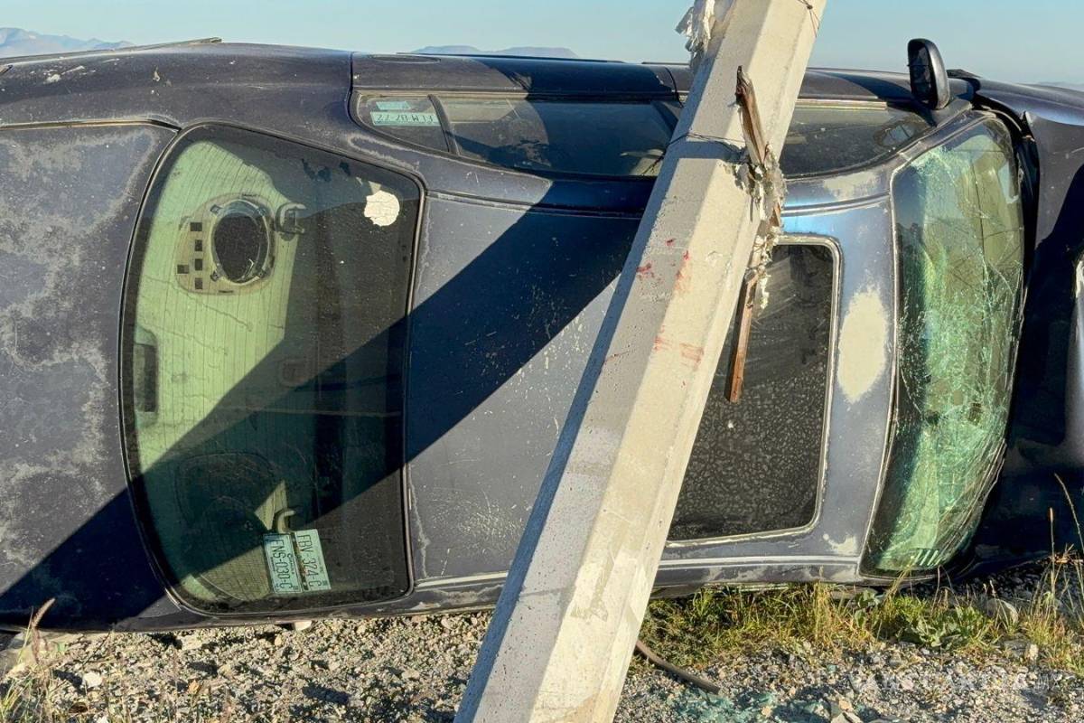 Vuelca tras perder control y derribar poste en el bulevar Otilio González, en Saltillo