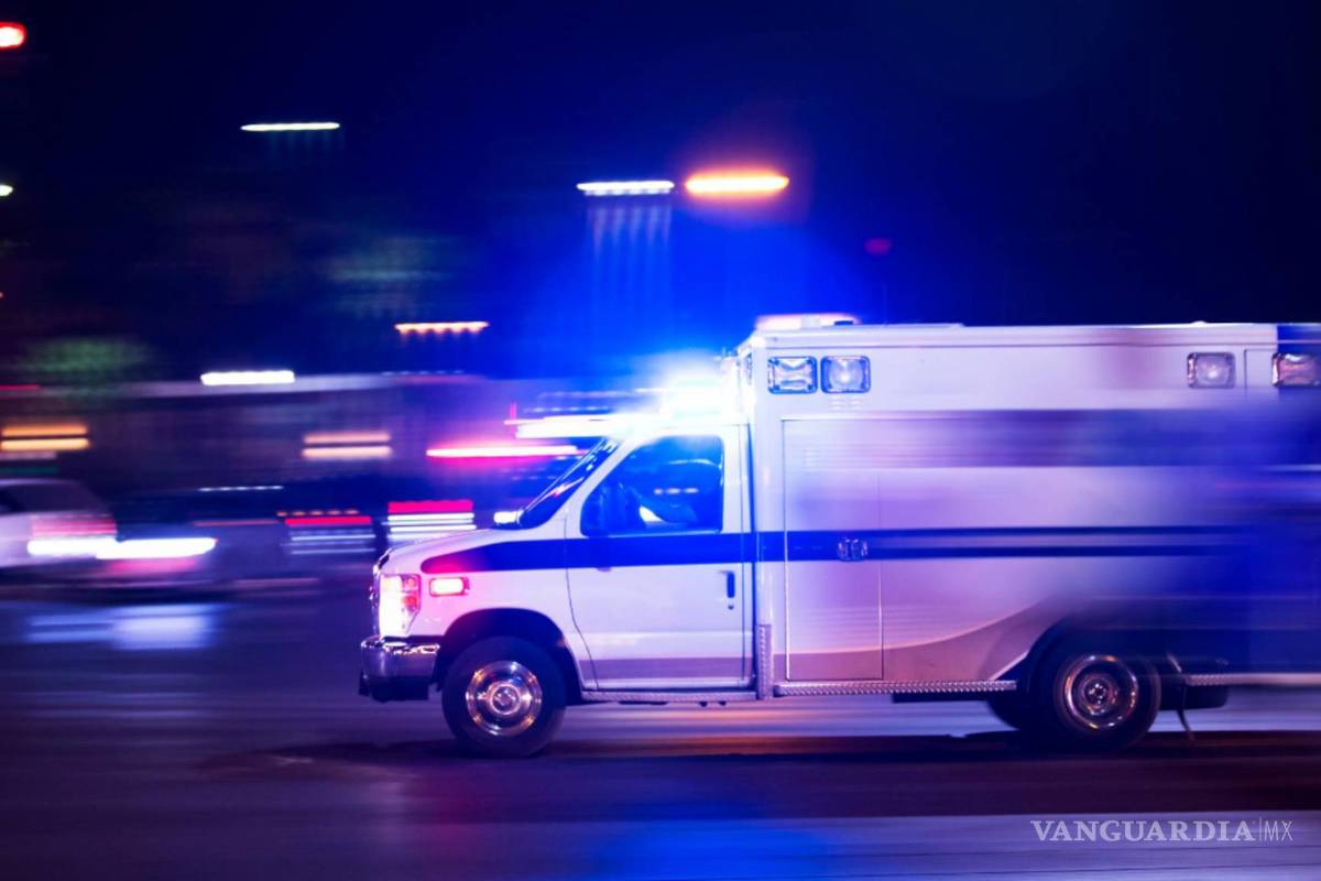 Derriban a pareja saltillense en moto; están graves