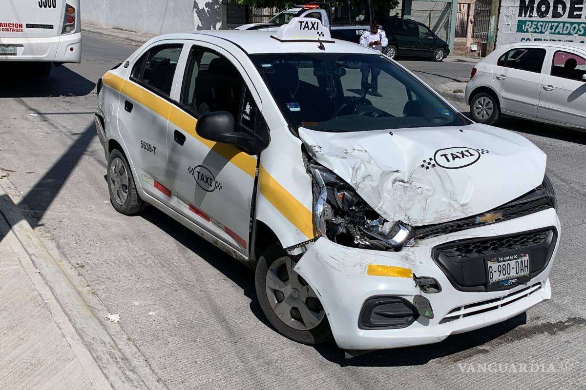 Excuñado persigue y golpea a conductor de taxi; conflicto deja 2 heridos y daños en Saltillo