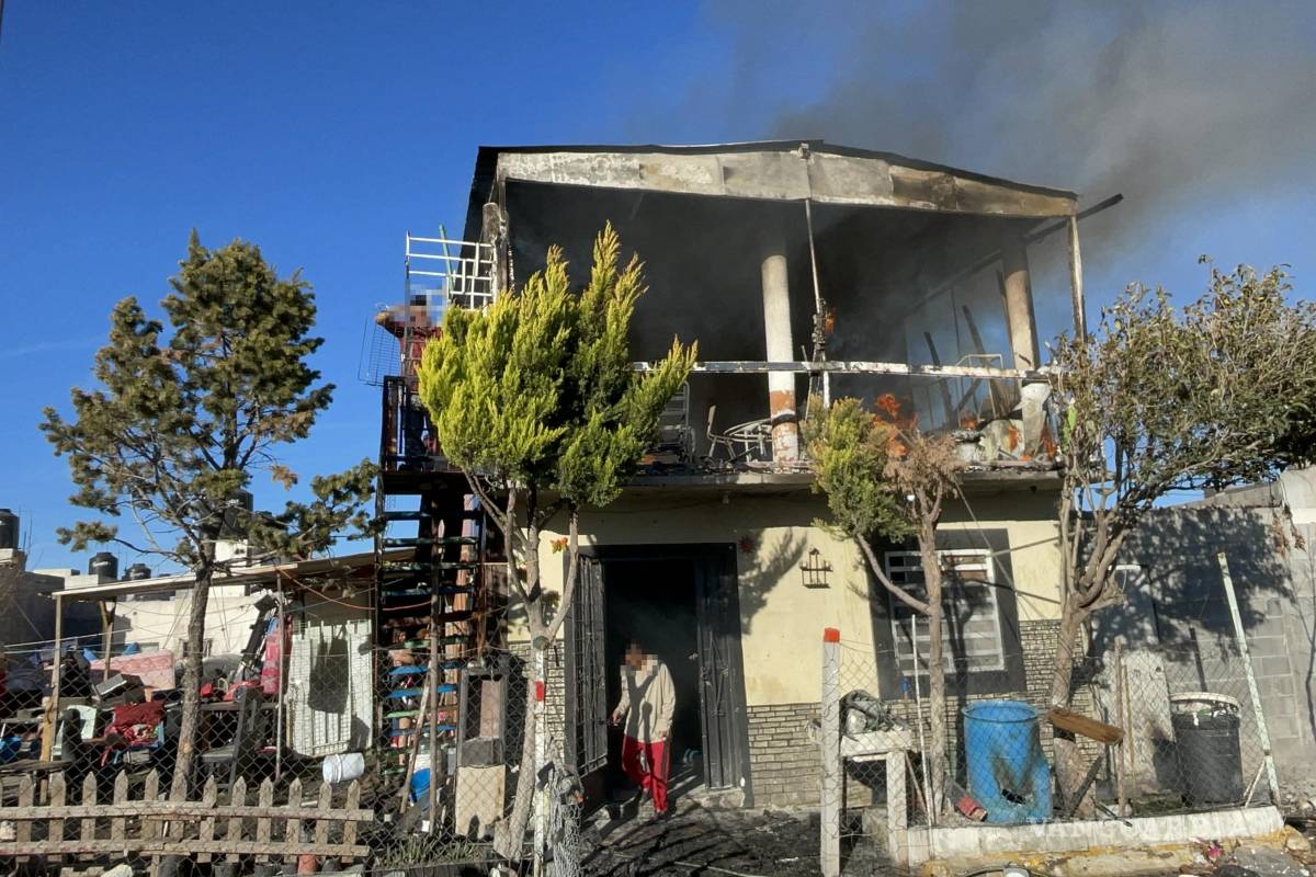 Arde en llamas domicilio en la colonia Nuevo Mirasierra, en Saltillo; mujer sufre quemaduras leves