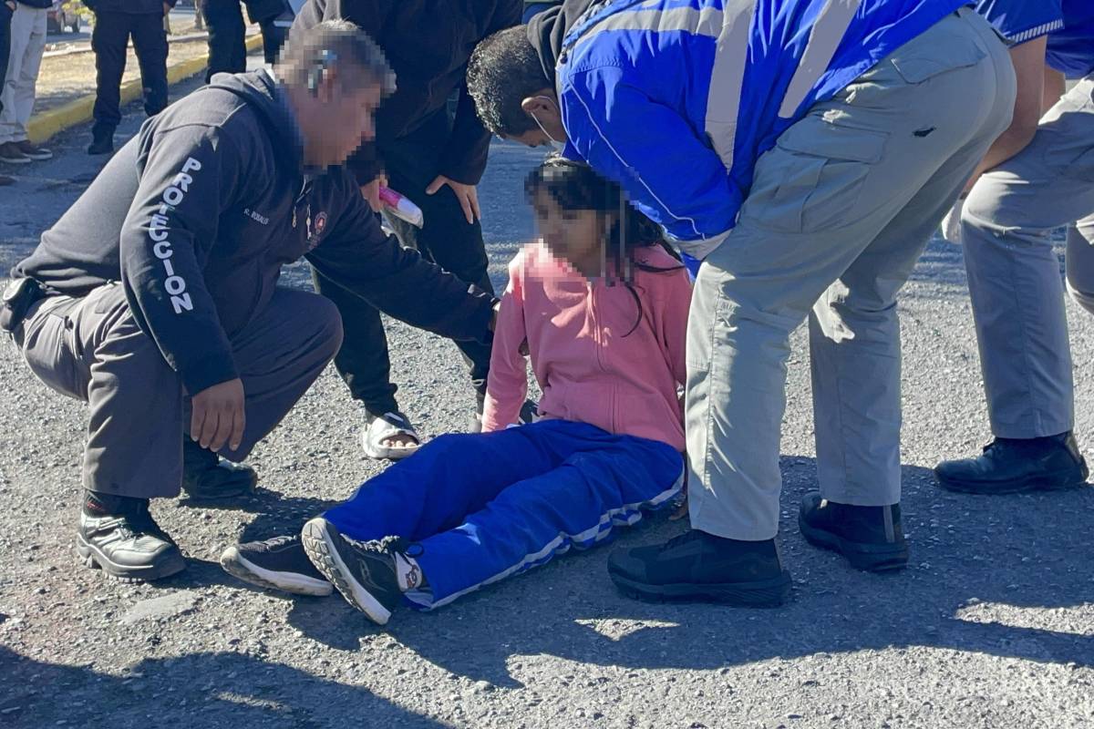 Cruza bulevar y es arrollada por camioneta; menor resulta lesionada en Saltillo