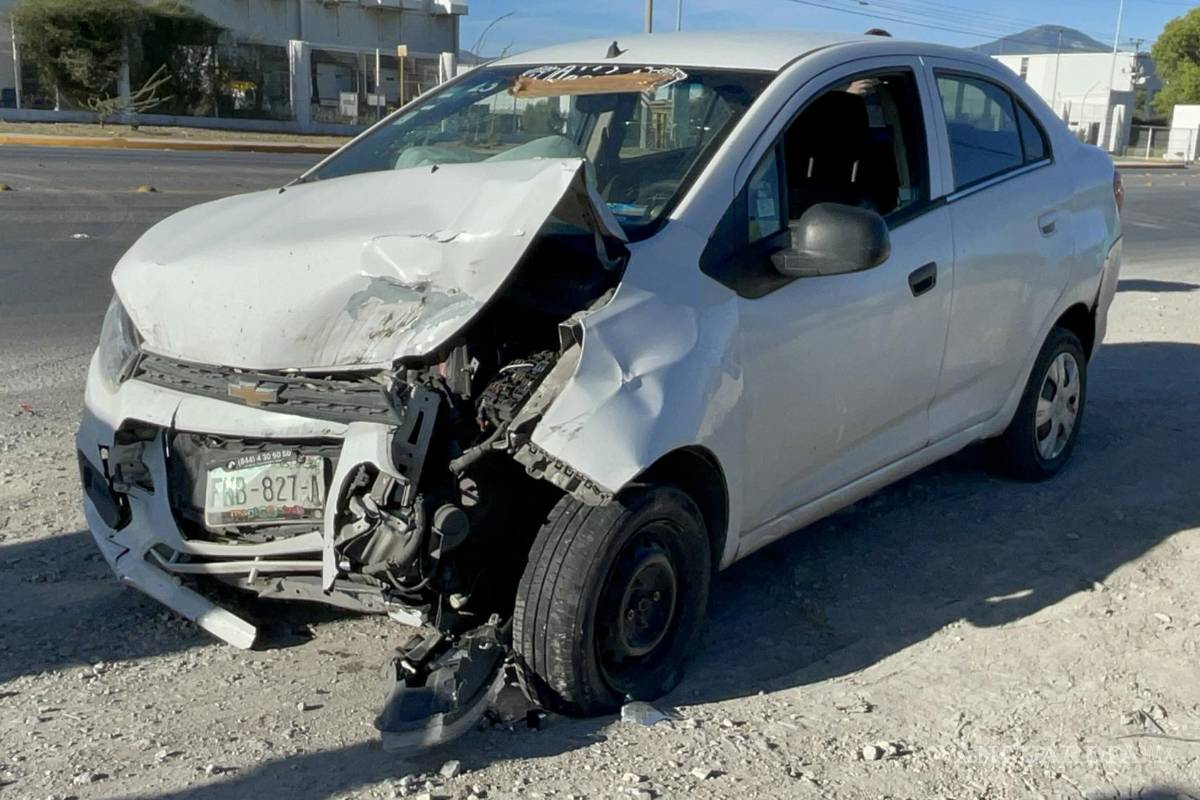 Tráiler intenta retornar y vehículo se estrella contra plataforma en Derramadero