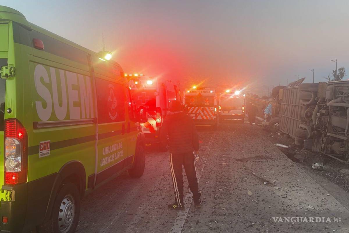Vuelca autobús peregrino, lesiona a 25 y 3 pierden la vida, en autopista México-Puebla