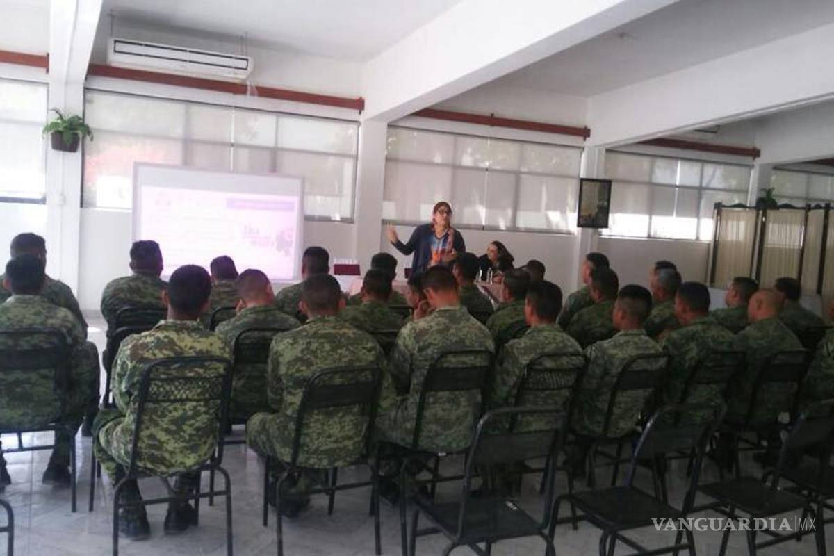 Capacitan a militares en materia de género