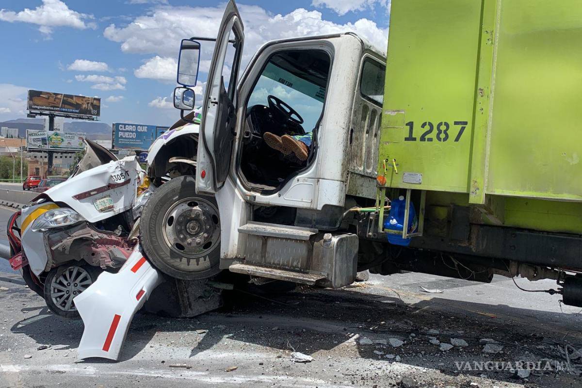 $!Los conductores de ambos transportes fueron trasladados a hospitales.