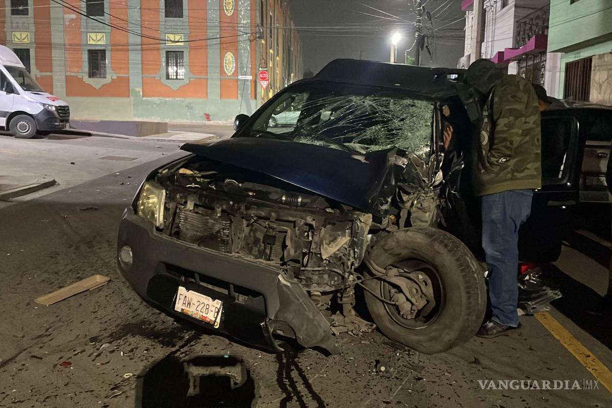 Sujeto en presunto estado de ebriedad destroza su camioneta y termina lesionado, en el Centro de Saltillo