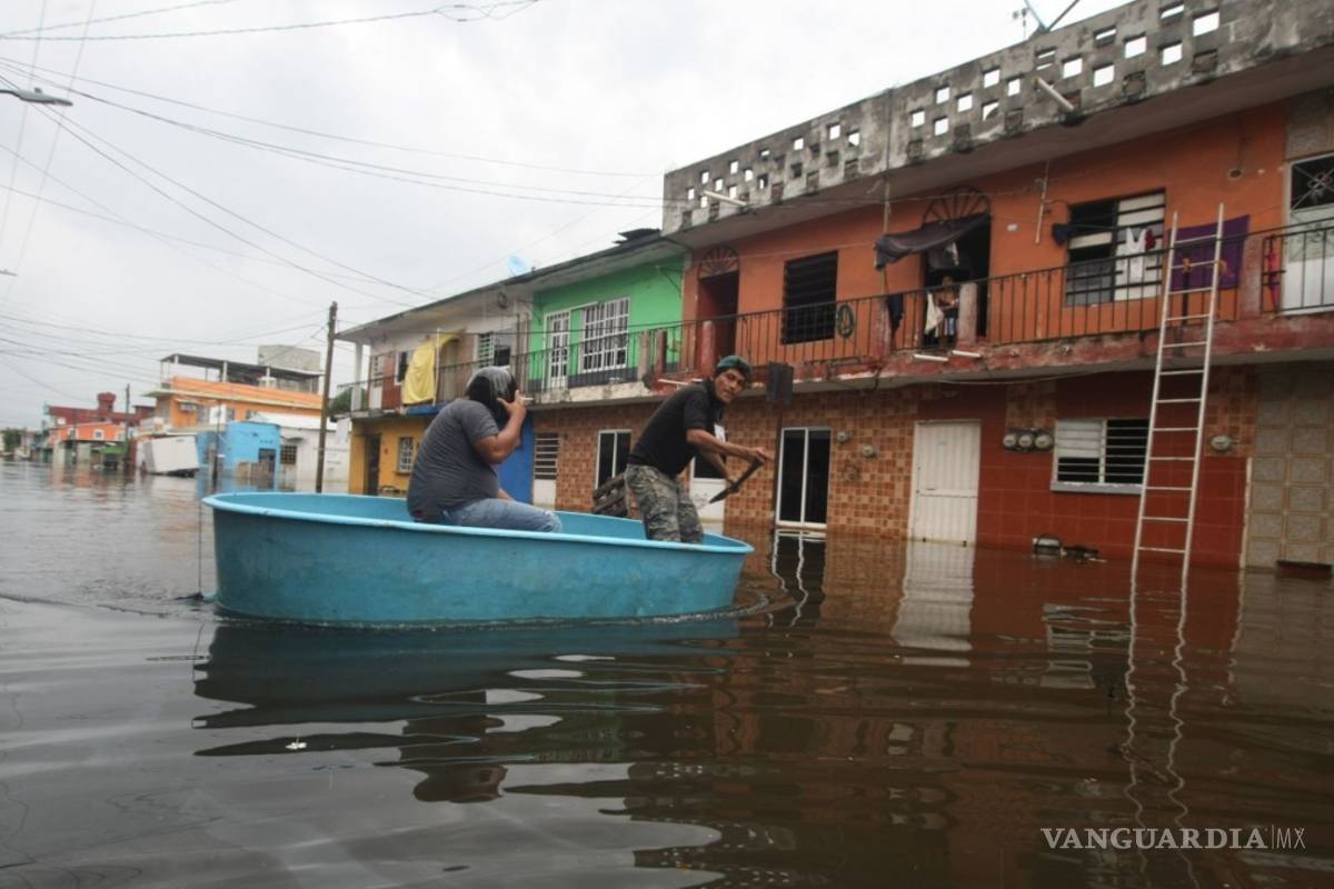 $!En Tabasco pobladores están en techos de sus hogares, por inundaciones