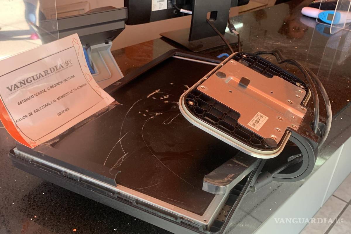 Con una varilla, mujer causa destrozos a instalaciones de Vanguardia, Saltillo (video)