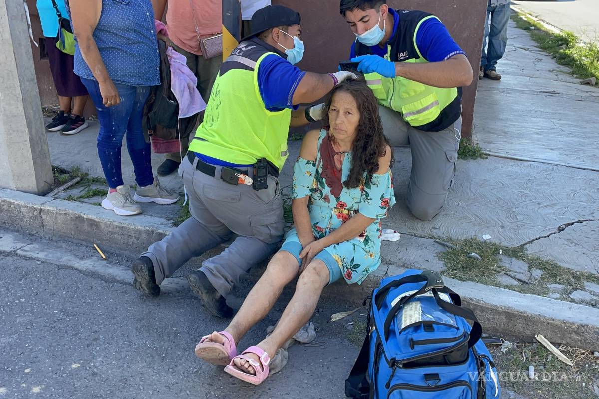Conductora de Aveo derriba a mujer en patín eléctrico en Saltillo