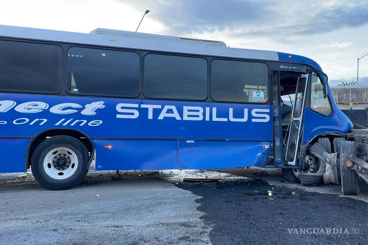 Conductor de transporte de personal dormita y se estrella contra camión, al norte de Saltillo