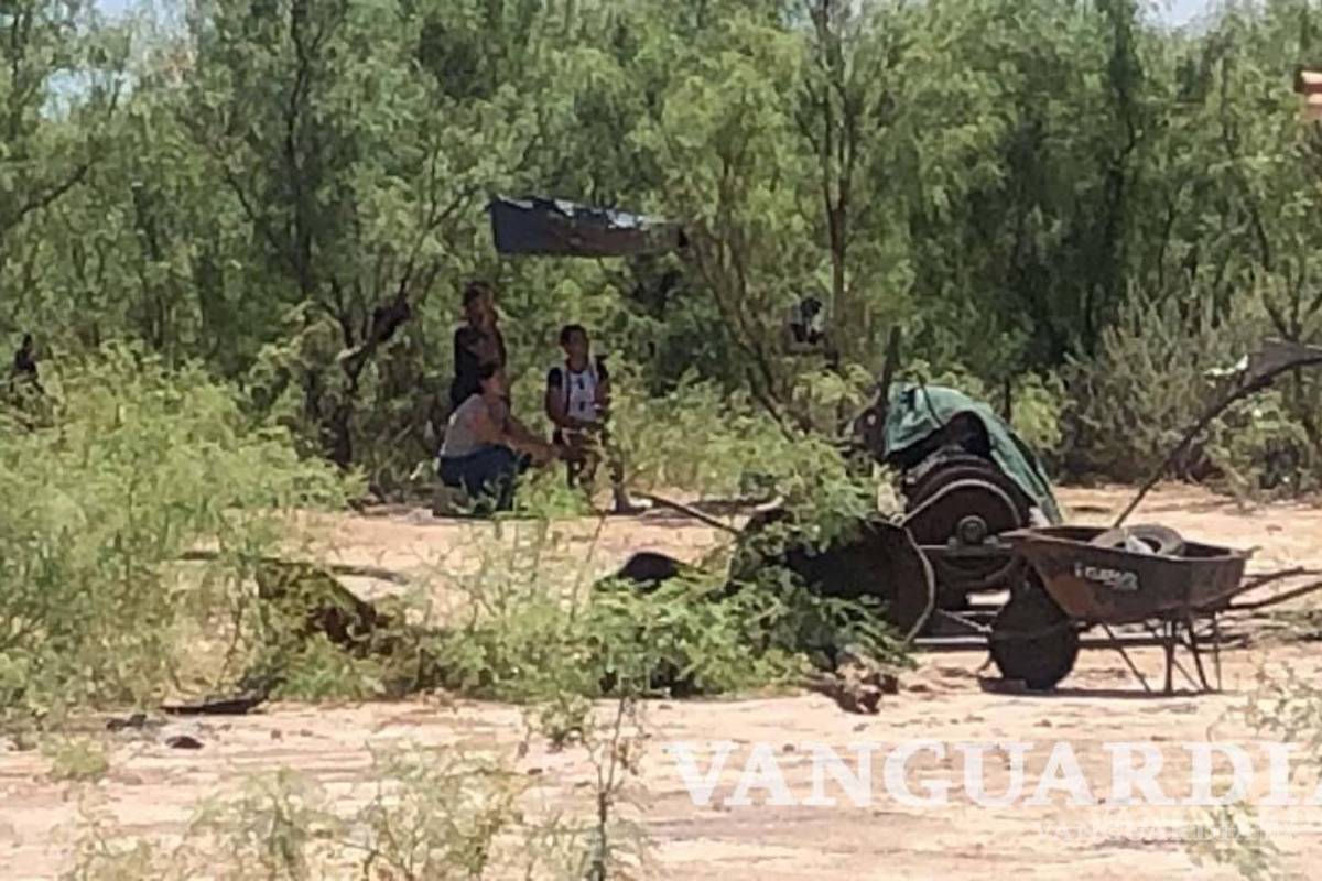 $!Los familiares esperan todos afuera, armados con botellines de agua, toldos y comida.