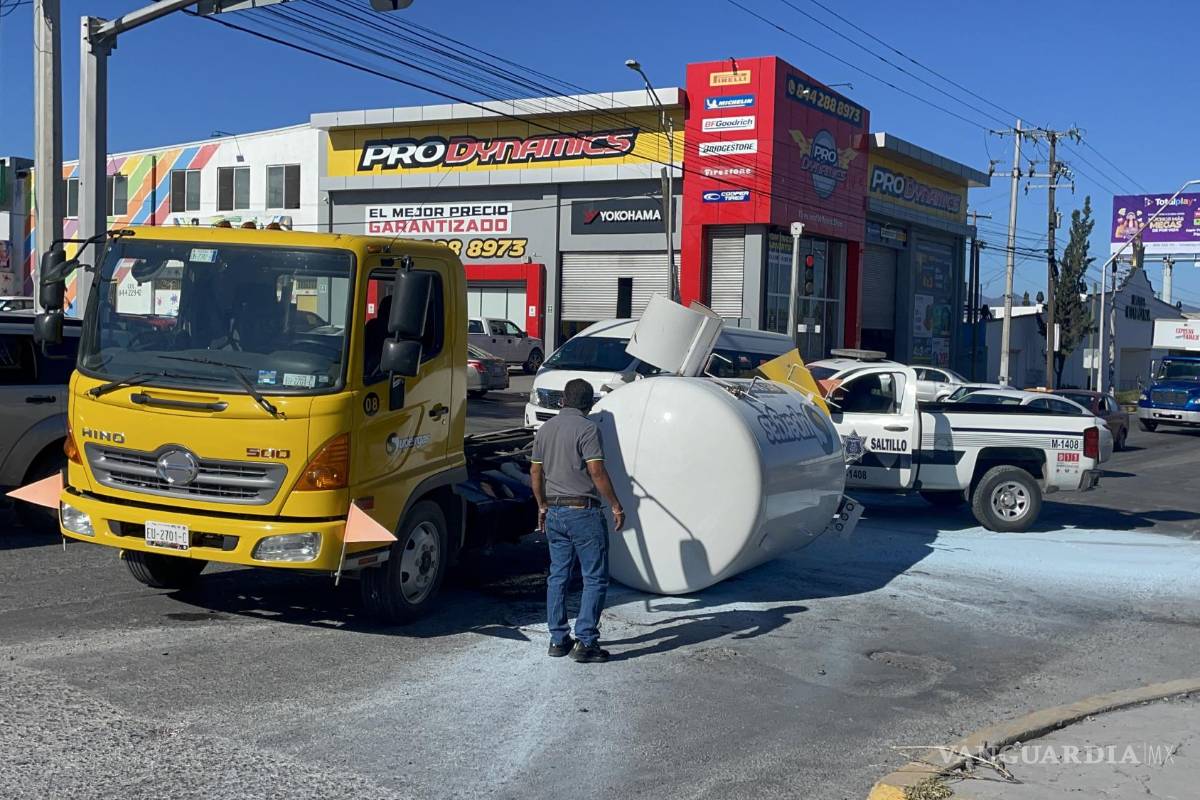 Da vuelta y se le cae tanque de gas al oriente de Saltillo