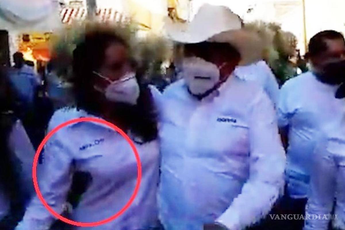 David Monreal, candidato de Morena, habría tocado el busto de compañera de partido