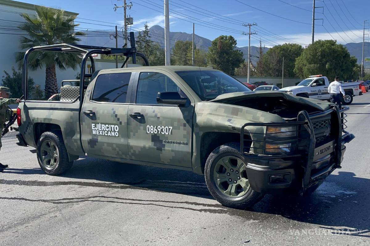 Choca camioneta de la Sedena afuera del 69 Batallón en Saltillo, no se reportan lesionados
