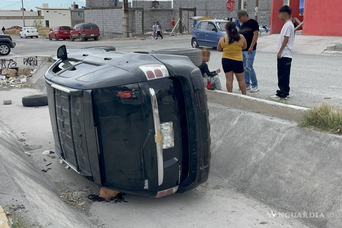 Saltillo: cae a canal tras falla en los frenos; conductora ilesa
