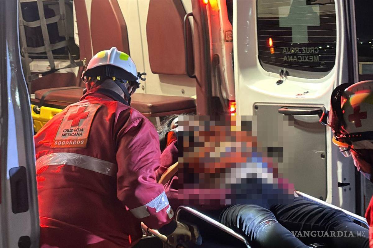 $!Bomberos y paramédicos de la Cruz Roja utilizaron las “quijadas de la vida” para liberar a una mujer con fractura de cráneo.