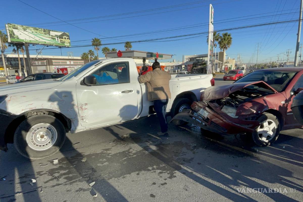 Chocan y alegan luz verde al norte de Saltillo; tres menores resultan con golpes