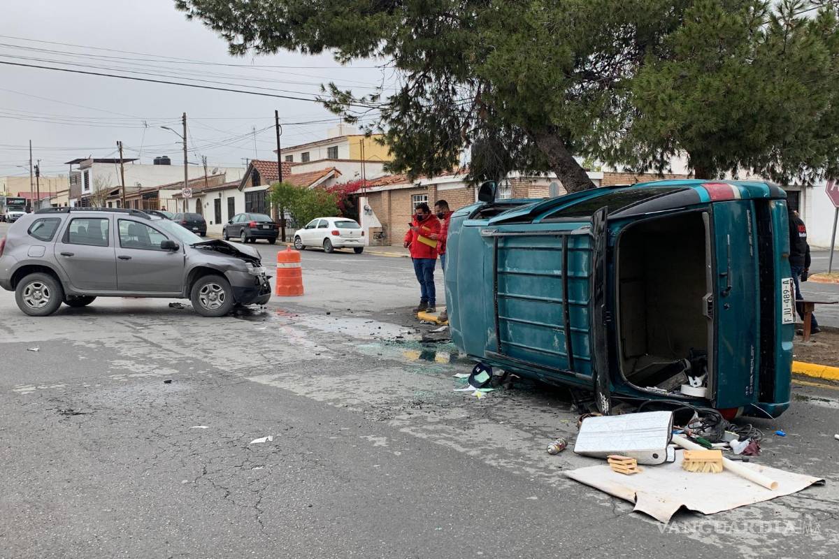 Impacta contra otro auto y provoca volcadura en la Virreyes